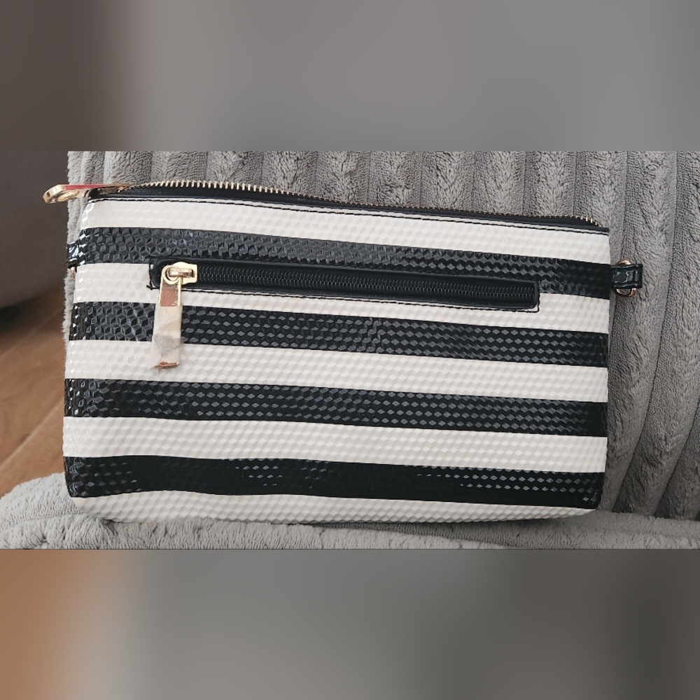 Crossbody wristlets